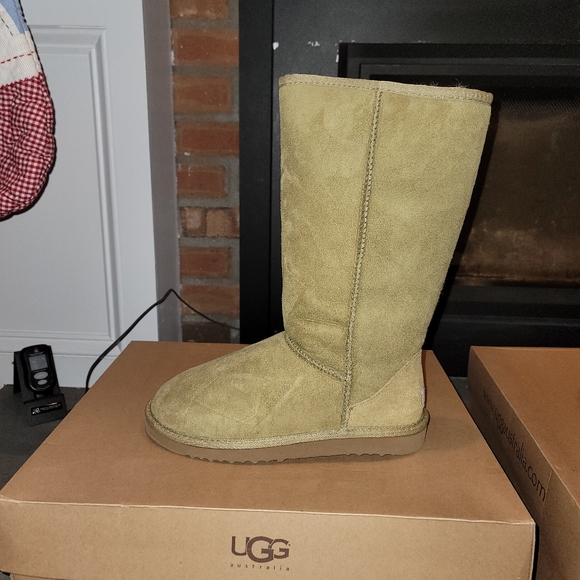 Classic Tall Ugg Sage Color- Authentic - Picture 2 of 7